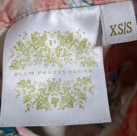 ✨3/$15 Plum Pretty Sugar cream & peach floral button up XS/S - Picture 6 of 8